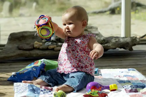 farligt minimal format Hvornår leger baby med legetøj?Se hvornår baby begynder at lege med legetøj  + det bedste legetøj 0 - 1 år!