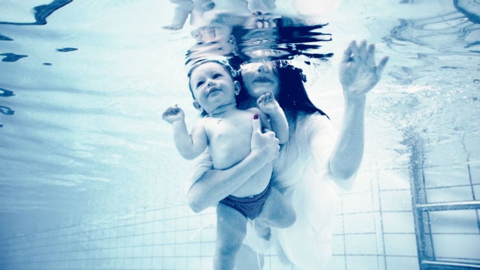 Att simma med barnet är både bra för barnets motoriska och sociala förmåga. 